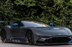 华体会首选平台-银箭与绿魔的逆袭，汉密尔顿驾驶阿斯顿马丁翻盘雷诺车队的高光时刻