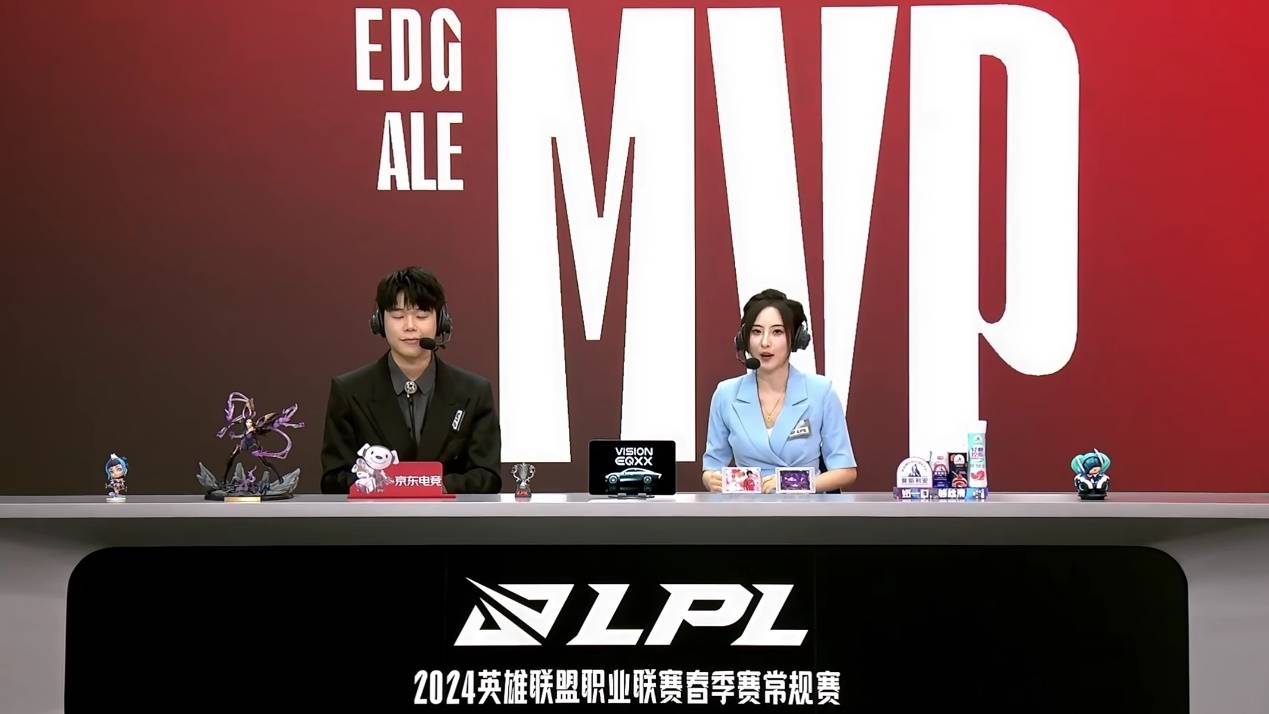 现场解说员热情解说比赛精彩瞬间